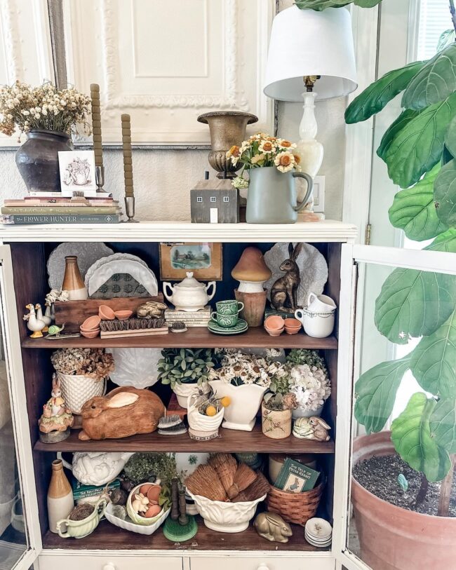 Charming Vintage Shelf Arrangement Ideas