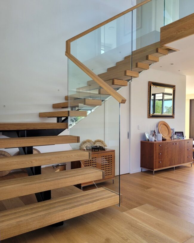 Floating Elements in Perfect Balance