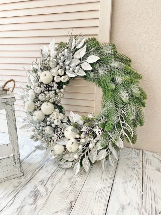 A Silver & White Wreath with Frosty Elegance