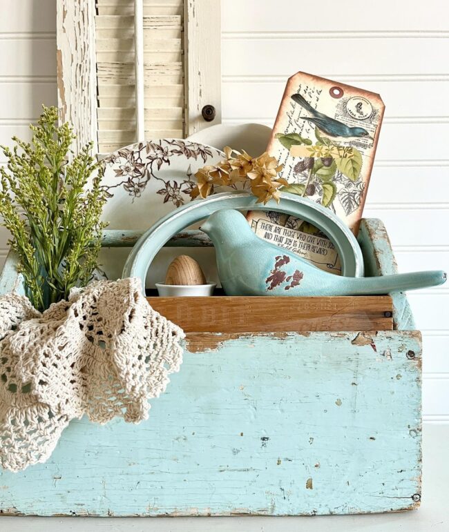 Charming Bird Design in Vintage Box
