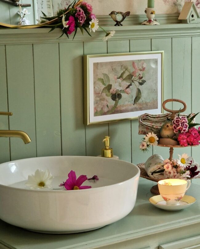 Retro Floral Design for Bathrooms
