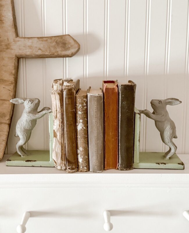Charming Vintage Bunny Bookends for Decor