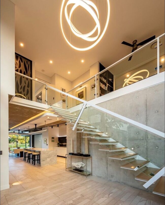 Sculptural Radiance in Motion