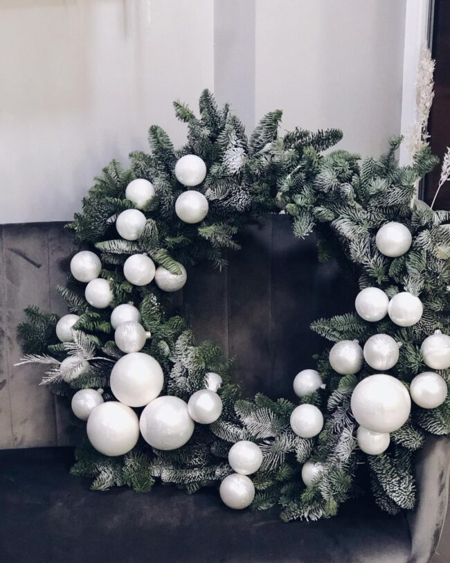A Minimalist White-Themed Wreath