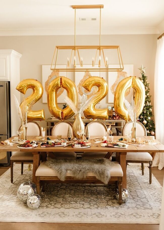Striking Gold Balloon Table Display