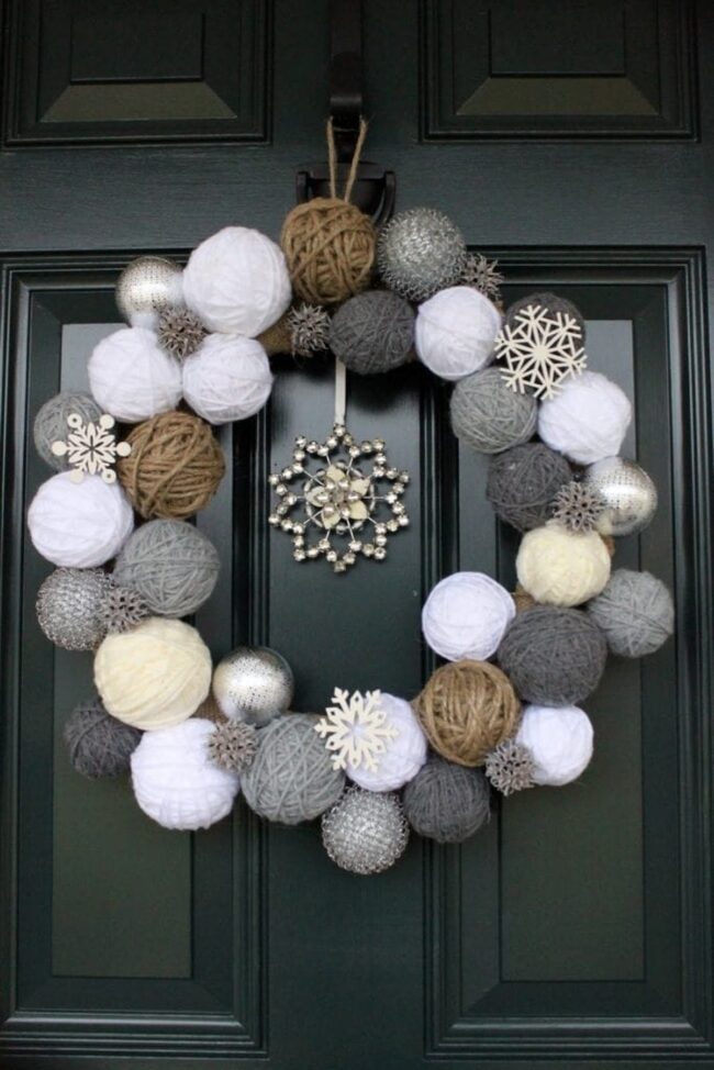 A Cozy & Soft Yarn Wreath for Winter