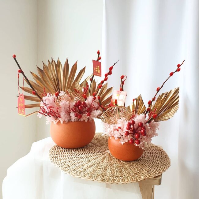 Floral Designs Featuring Striking Gold Highlights