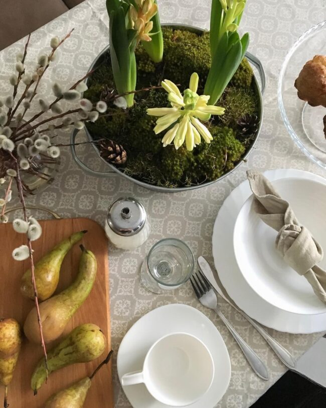 Fresh Table Decor Featuring Hyacinths and Pears